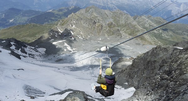 L'utilisation de la Zipline au Mont Fort garantit une véritable montée d'adrénaline.