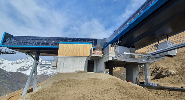 Die neue Seilbahn ist 3,2 km lang und führt durch die Mittelstation Wyss Gufer durch.
