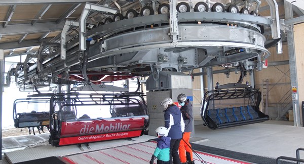 Die neue D-Line Sesselbahn verfügt über einen bequemen Zustieg durch ein Förderband mit Hubtisch, bei welchem kleine Kinder automatisch angehoben werden.