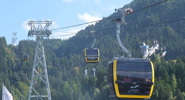 54 Symphony 10 Kabinen sind auf den beiden Sektionen der neuen Zweiseilumlauf von Oberstdorf bis Höfatsblick im Einsatz.