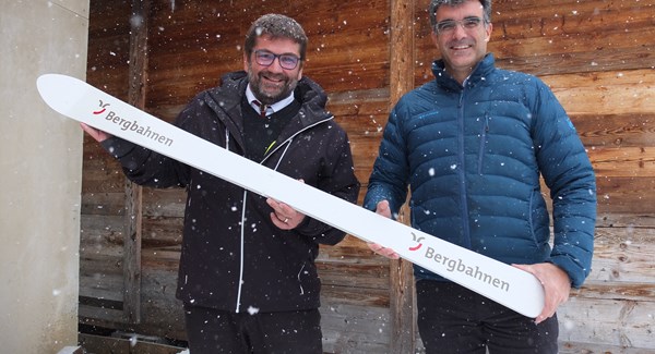 Martin Hug, Präsident, links, und der Bündner Volkswirtschaftsdirektor, Marcus Caduff zeigten sich zuversichtlich für die kommende Wintersaison 21/22, anlässlich der Generalversammlung der Bergbahnen Graubünden in Arosa.