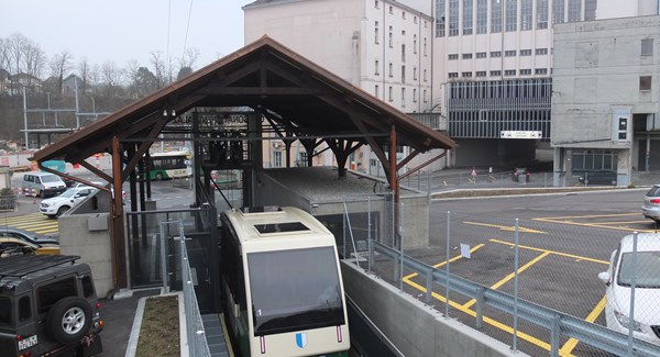 Le funiculaire Penthalaz – Cossonay a un nouveau look depuis août 2021. Ici, la station aval et son toit protégé datant de la construction de 1897.