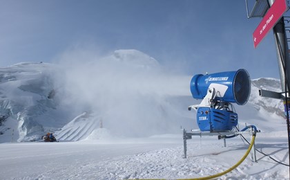 Depuis mi-mars, un enneigeur ventilateur de DemacLenko est exploité au Mittelallalin, à 3460 mètres d’altitude, au-dessus de Saas-Fee.