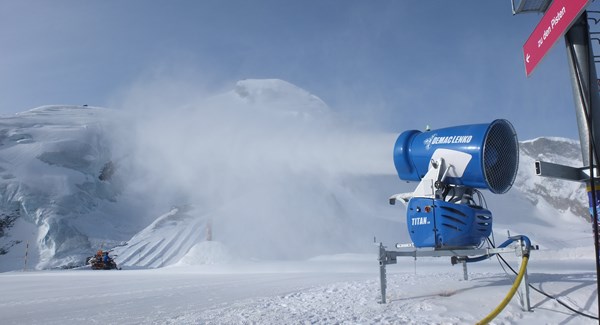 Depuis mi-mars, un enneigeur ventilateur de DemacLenko est exploité au Mittelallalin, à 3460 mètres d’altitude, au-dessus de Saas-Fee.