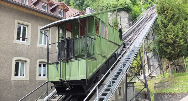 Le funiculaire relie la Basse-Ville (Neuveville et Auge) au centre.