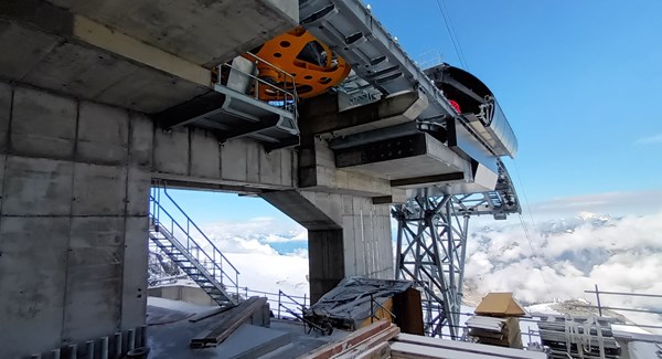 Derzeit wird auf dem Klein Matterhorn auf 3‘821 m ü. M. auf der höchsten Baustelle Europas intensiv gearbeitet.  