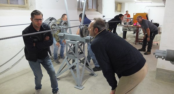 Les participants au séminaire d’inspection visuelle des câbles ont pu constater eux-mêmes les dommages causés par les câbles. 