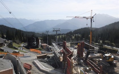 Auf Startgels sind die Bauarbeiten bereits weit vorangeschritten. Rechts entsteht die neue Mittelstation und links ist die Pendelbahn die auf den Grauberg führt, welche im Jahr 2024 rückgebaut wird.