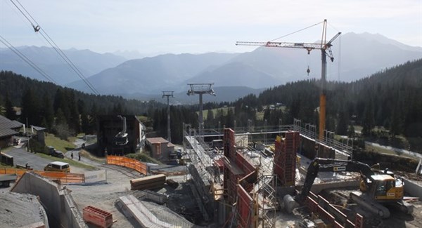 Auf Startgels sind die Bauarbeiten bereits weit vorangeschritten. Rechts entsteht die neue Mittelstation und links ist die Pendelbahn die auf den Grauberg führt, welche im Jahr 2024 rückgebaut wird.