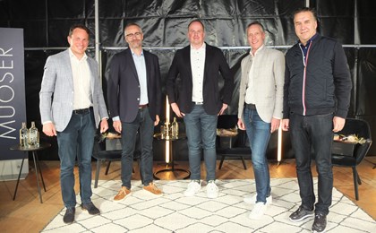 V.l.n.r.: Florian Eisath, Geschäftsführer, Carezza Dolomites, Arno Inauen, Präsident TechnoAlpin Schweiz, Henrik Volpert, Vorstand der Oberstdorf Kleinwalsertal Bergbahnen sowie Vizepräsident des Deutschen Seilbahnverbandes, Hannes Mayer, Leiter Technik Schmittenhöhebahn AG, und Berno Stoffel, Direktor Seilbahnen Schweiz.