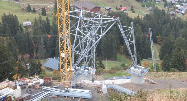 Derzeit entsteht die Stütze der zweiten Sektion Mürren-Birg für die erste Funifor-Seilbahnanlage in der Schweiz. 