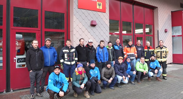 Mit der Unterstützung der örtlichen Feuerwehr von Meiringen, wurde den 17 Teilnehmern gezeigt, wie Seilbahnmaschinisten im Ernstfall wirkungsvoll Brandherden bekämpfen können. 