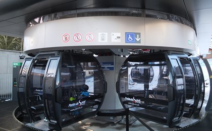 Les panneaux indicateurs-au-dessus des quais des stations indiquent entre autres le fonctionnement autonome.