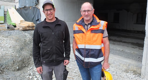 Bis zur Eröffnung des neuen Bergrestaurants wartet auf den Technischen Leiter, Arno Cadonau, links, und den Direktor Andri Poo der Bergbahnen Scuol AG noch viel Arbeit.