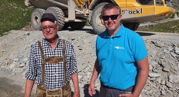 Hauser Bacher von der Franz Stöckl GmbH aus Österreich, links, und Reto Bieri, Leiter Infrastruktur & Projekte, der St. Moritz Mountains AG, realisierten bereits vor 10 Jahren erfolgreich den ersten Naturspeichersee auf Corviglia. 