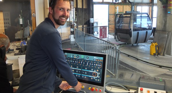 Der Technische Leiter Loris Hug zeigt sich erfreut über die neue Steuerung der Sisag AG.