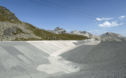 Seit Mitte August wird der neue Naturspeichersee Nair Pitschen mit Wasser gefüllt, damit er in der kommenden Herbstsaison erstmals für die Beschneiung genutzt werden kann. (Bild: Rinaldo Kreuzer)