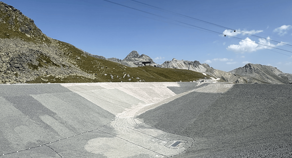 Seit Mitte August wird der neue Naturspeichersee Nair Pitschen mit Wasser gefüllt, damit er in der kommenden Herbstsaison erstmals für die Beschneiung genutzt werden kann. (Bild: Rinaldo Kreuzer)