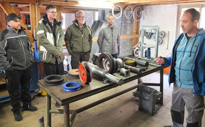 Roman Rüegg, rechts, Fachlehrer Ausbildungszentrum Meiringen, orientierte die Kursteilnehmer über die Instandhaltung von Seilrollen.