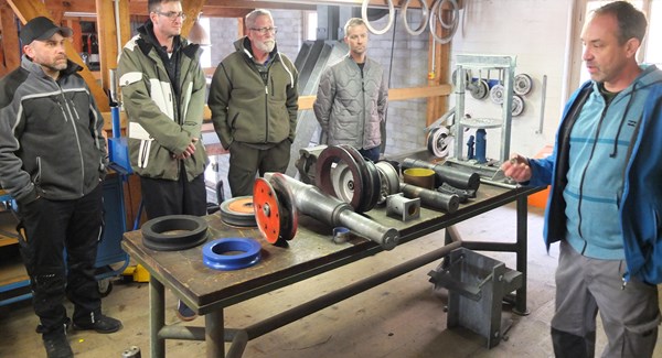 Roman Rüegg, rechts, Fachlehrer Ausbildungszentrum Meiringen, orientierte die Kursteilnehmer über die Instandhaltung von Seilrollen.