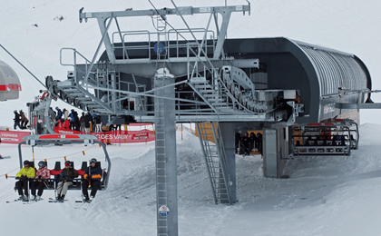 Par ailleurs, le télésiège est équipé d’un système de garage en station remarquablement compact, permettant de ranger les sièges de manière ordonnée sans nécessiter de bâtiment supplémentaire – une solution technique élégante et hautement efficiente.