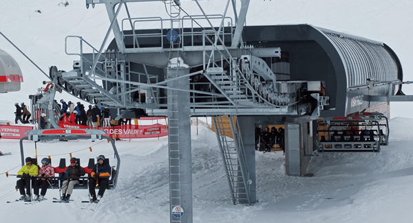 Par ailleurs, le télésiège est équipé d’un système de garage en station remarquablement compact, permettant de ranger les sièges de manière ordonnée sans nécessiter de bâtiment supplémentaire – une solution technique élégante et hautement efficiente.