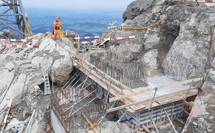 Für die vier Eckstielfundamente wurden rund 420 Kubikmeter Beton, 50 Tonnen Bewehrungsstahl und 16 Felsanker verbaut.