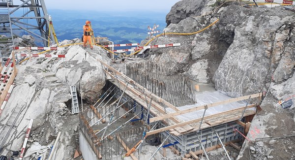 Für die vier Eckstielfundamente wurden rund 420 Kubikmeter Beton, 50 Tonnen Bewehrungsstahl und 16 Felsanker verbaut.