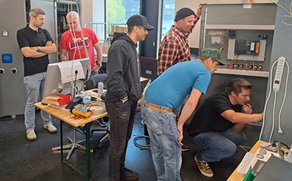 Die Teilnehmer bei den praktischen Übungen.