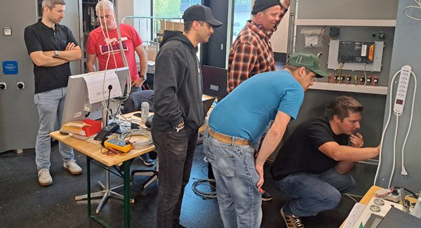 Die Teilnehmer bei den praktischen Übungen.