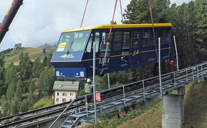Am 22. August 2026 wurden die sanierten Wagen der Corviglia-Standseilbahn wieder auf die Geleise aufgesetzt. 