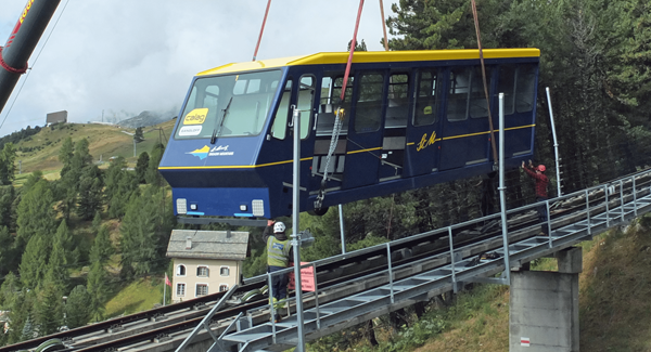Am 22. August 2026 wurden die sanierten Wagen der Corviglia-Standseilbahn wieder auf die Geleise aufgesetzt. 