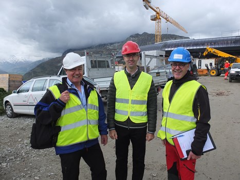 d.g.àd.;	Dr. Peter Furger, chef de l'ensemble du projet, Franz-Xaver Simmen, CEO Andermatt Swiss Alps AG et Silvio Schmid, CEO SkiArena Andermatt-Sedrun à l'occasion d'une conférence de presse.