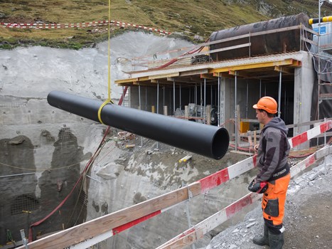 An der Oberalppassstrasse entsteht bis zum Beginn der neuen Wintersaison eine Pumpstation, die bald 200 Schneeerzeuger bedienen wird.