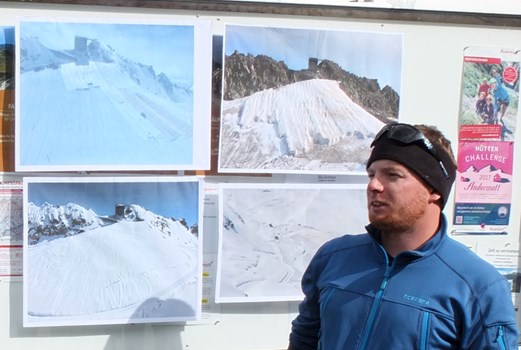 Pistenchef der Andermatt-Sedrun Sport AG, Daniel Meyer, erläutert wie in diesem Frühjahr Schneedepots am Gemsstock erstellt wurden. 