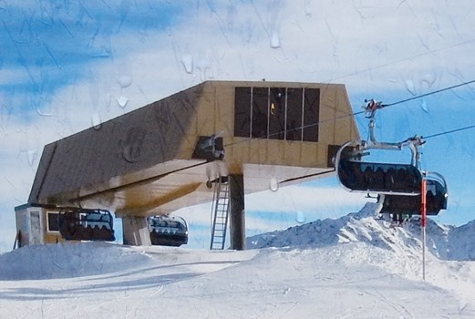 Beim Bau von rund 10 neuen Seilbahnanlagen in der SkiArena Andermatt – Sedrun sind alle drei internationalen Seilbahnlieferanten involviert. So realisierte Bartholet (BMF) im letzten Jahr die neue Sesselbahn mit Porsche-Design-Sesseln am Oberalppass