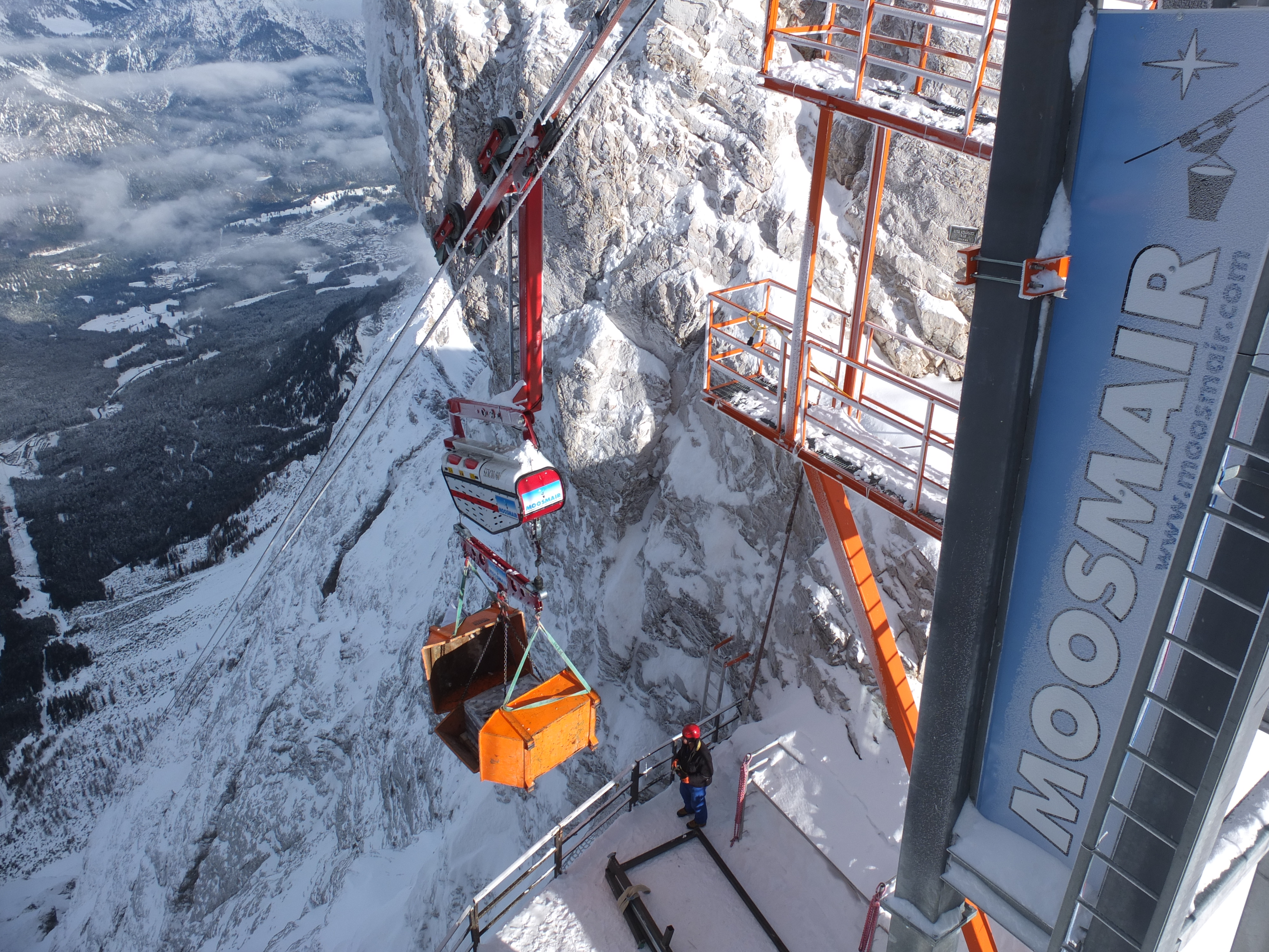 Tous les éléments de construction et matériaux ont été transportés en altitude avec le téléphérique de matériels d'une longueur de 3,5 km de Moosmair du Tyrol du sud depuis l'automne 2015.