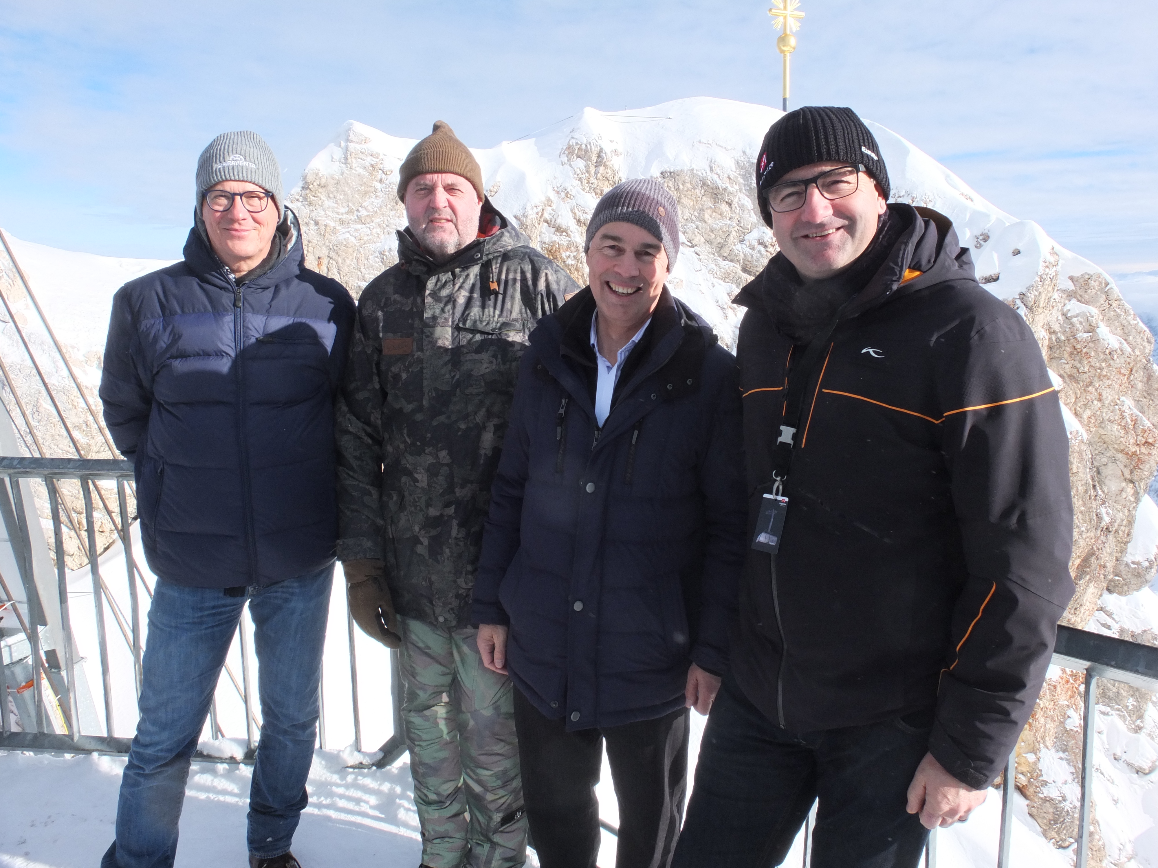 Distraction bien méritée sur le Top of Germany: d.g.à.d. Istvan Stalai, CEO Garaventa, Michael Doppelmayr, président du comité groupe Doppelmayr, Hansruedi Schleiss, directeur de Frey AG Stand et Arno Inauen, COO Garaventa.