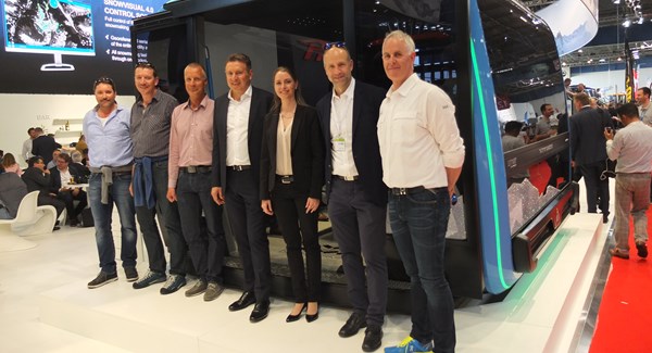 Anlässlich an der diesjährigen Mountain Planet Ausstellung in Grenoble.  - v.l.n.r.: Fabian Imboden, Technischer Leiter Zermatt Bergbahnen AG Nord, Reinhard Lauber, Technischer Leiter Zermatt Bergbahnen AG Süd, Markus Hasler, CEO, Zermatt Bergbahnen AG, Martin Leitner, Vorstandsmitglied Leitner, Valerie Perren, Kommunikation Zermatt Tourismus, Markus Sigrist, Leitner Schweiz, und Gerold Biner, Verwaltungsrat, Zermatt Bergbahnen AG.