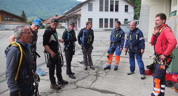 Marc Ziegler, rechts, instruiert die Teilnehmer über die korrekte Handhabung der persönlichen Schutzausrüstung