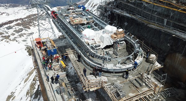 3S Trockener Steg - La nouvelle station du 3S à Klein Matterhorn n’est pas encore couverte et les conditions de travail sont certains jours compliquées.