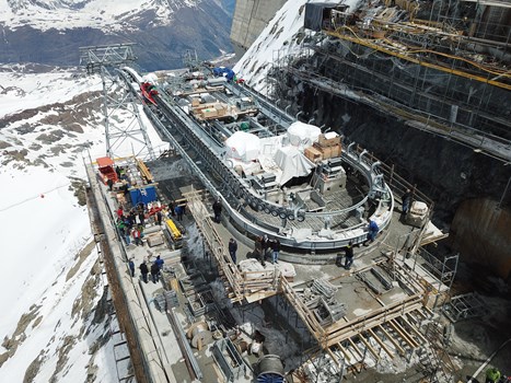 3S Trockener Steg - La nouvelle station du 3S à Klein Matterhorn n’est pas encore couverte et les conditions de travail sont certains jours compliquées.