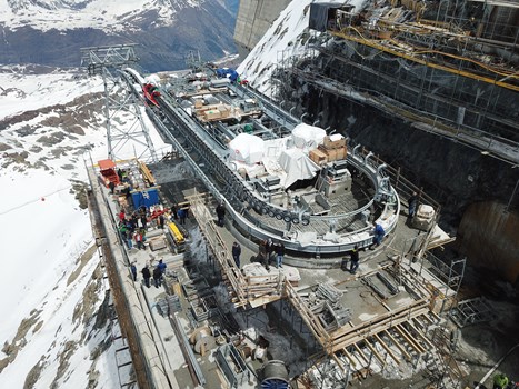 3S Trockener Steg - La nouvelle station du 3S à Klein Matterhorn n’est pas encore couverte et les conditions de travail sont certains jours compliquées.