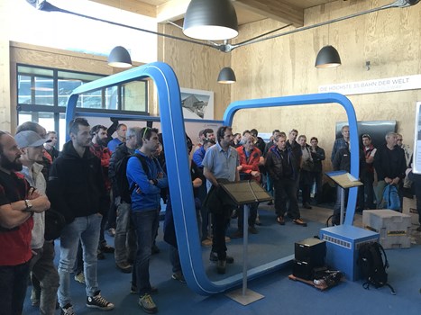 Dans un cube aménagé en salle de présentation, Toni Lauber, chef de construction, présente le grand chantier du 3S de Trockener Steg à Klein Matterhorn.
