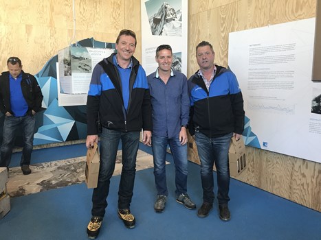 De g. à dr. : Reinhard Lauber, chef téchnique Zermatt sud, Serge Guntern, président UCTR, et Toni Lauber, chef de construction, Zermatt Bergbahnen AG.