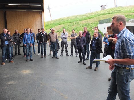 Martin Langenegger, Betriebsleiter Stoosbahnen AG, begrüsst die Besucher bei der Bergstation der neuen Stoosbahn. 
