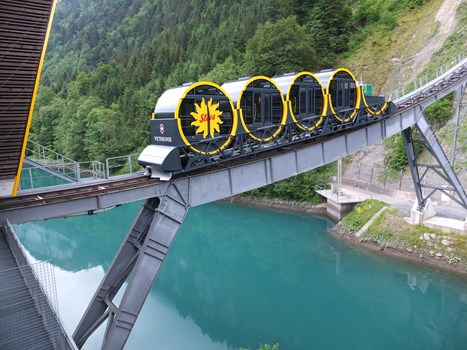 Der Seilbahnbauer Garaventa sowie der Fahrzeugbauer CWA entwickelten eine einzigartige Neigungskompensation von vier zylindrischen Personenabteile für die Fahrzeuge der neuen Stoosbahn.