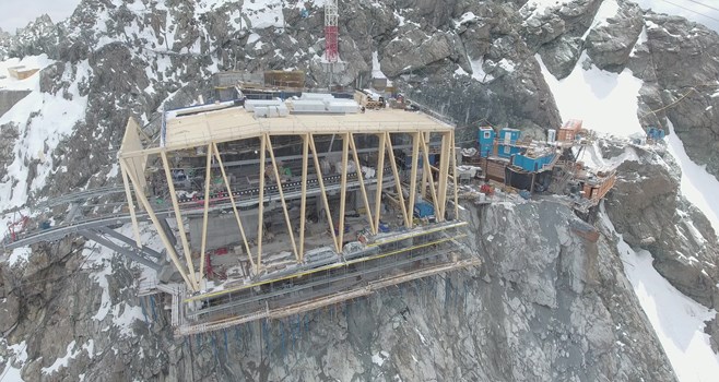 Cette photo de juillet dernier montre la complexité des travaux de construction de la station d’altitude à 3 800 mètres au-dessus de la mer.