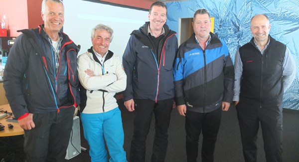 Les intervenants du congrès d'hiver: d.g.à.d.: Markus Hasler, CEO Zermatt Bergbahnen AG, Markus Good, organisateur du congrès d'hiver, Reinhard Lauber, directeur technique sud, Zermatt Bergbahnen AG, Anton Lauber, chef de la construction, Zermatt Bergbahnen AG et Markus Sigrist, représentant de Leitner ropeways Suisse.