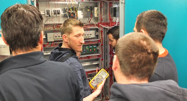 Erfolgreiches Elektroseminar bei der Sisag - Inbetriebnahme-Ingenieur, Thomas Krummenacher, erläuterte den Kursteilnehmern die wichtigsten Funktionen einer Umlaufbahnsteuerung.